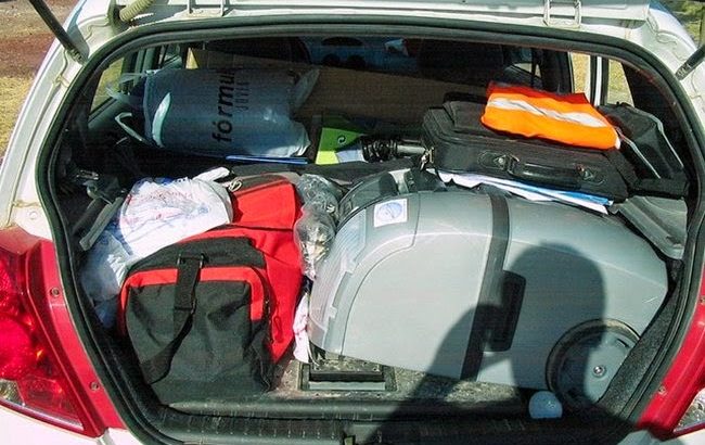 La red de equipaje dentro del maletero del coche moderno