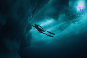 Un fotógrafo abajo de un iceberg