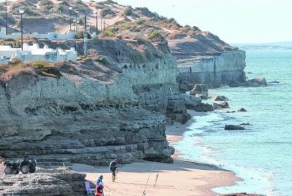 Otoño en Las Grutas: las playas son de los pescadores, que suman ‘piques’ de pejerreyes y sargos