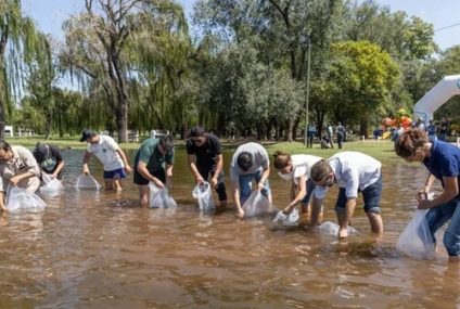 Sembraron pejerreyes en el embalse de Río Tercero