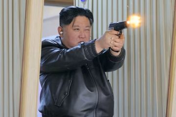Kim Jong-un y su hija prueban pistolas juntos en una fábrica de municiones