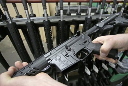 La Corte Suprema de EEUU decidirá si es constitucional prohibir los rifles tipo AR-15