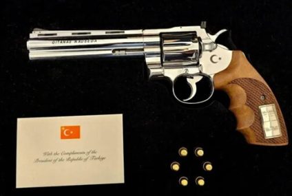 Un revólver con municiones, el souvenir elegido por el presidente de Turquía para los líderes de la OTAN